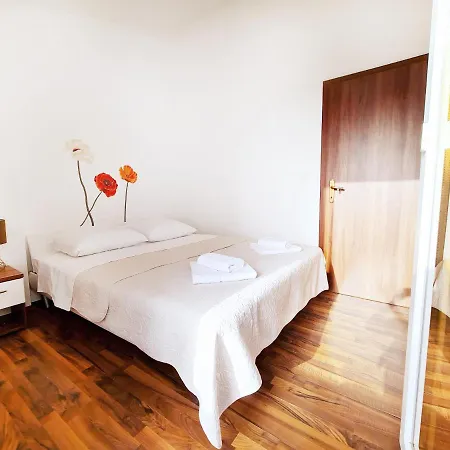 Appartement House Dora *